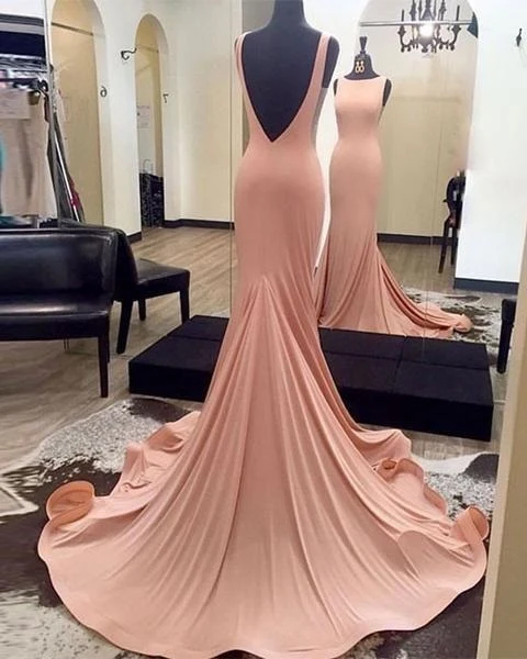 Robe de bal modeste corail à dos bas et col bateau avec traîne
