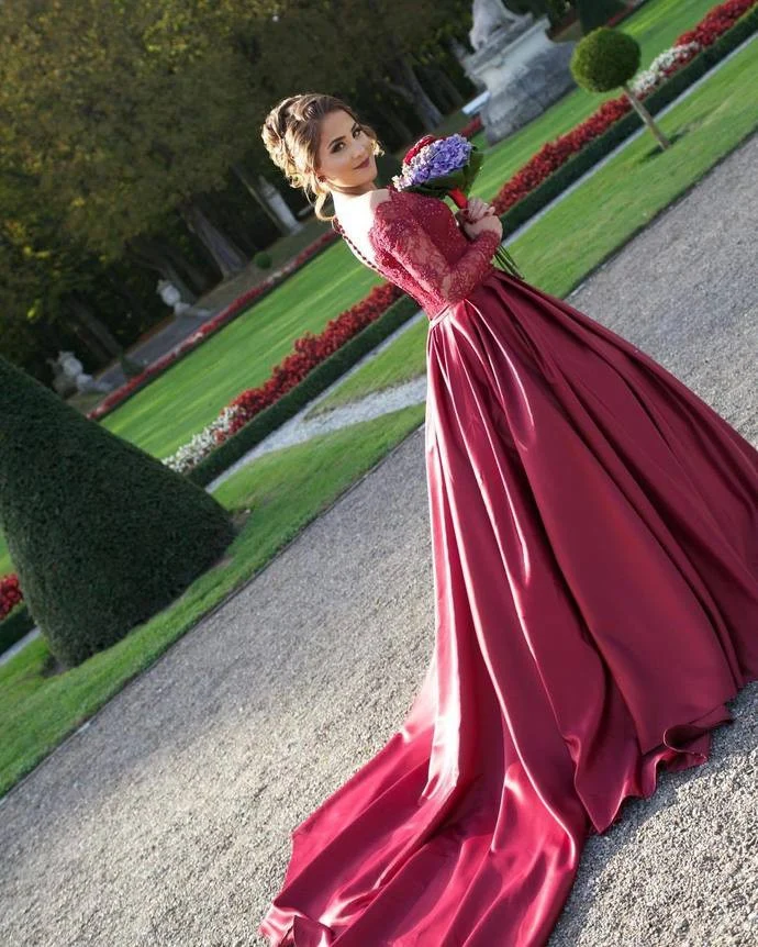 Robe de mariée robe de bal rouge à épaules dénudées en dentelle avec manches longues