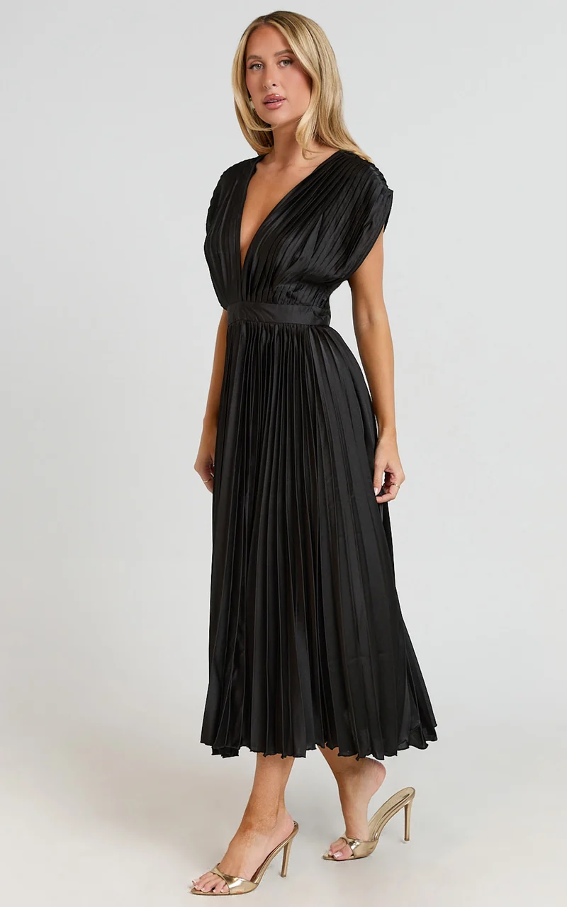 Della Midi Dress - Plunge Neck Short Sleeve Pleated Dress in Black