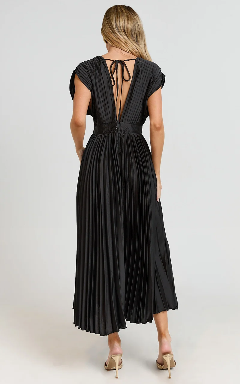 Della Midi Dress - Plunge Neck Short Sleeve Pleated Dress in Black