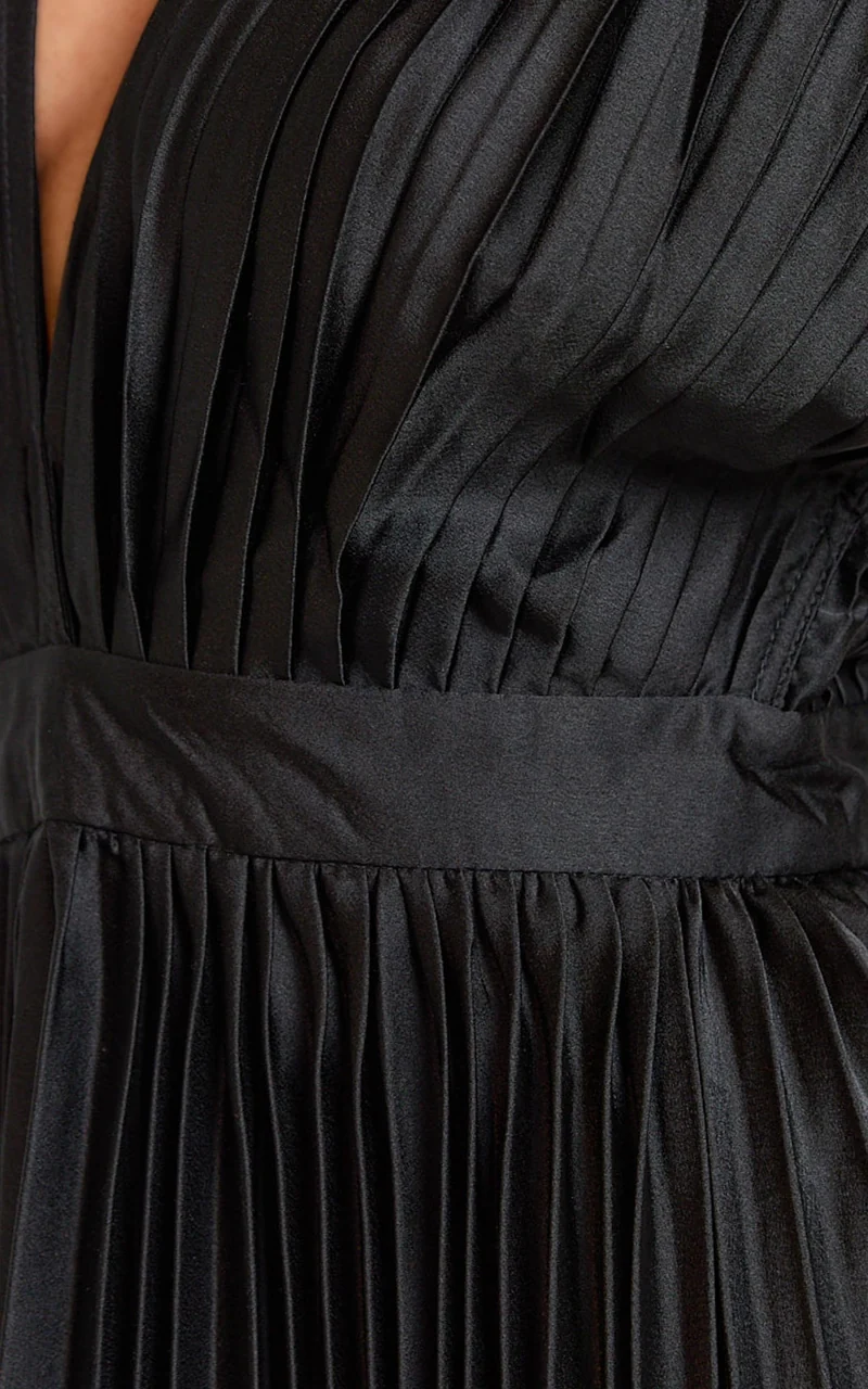 Della Midi Dress - Plunge Neck Short Sleeve Pleated Dress in Black
