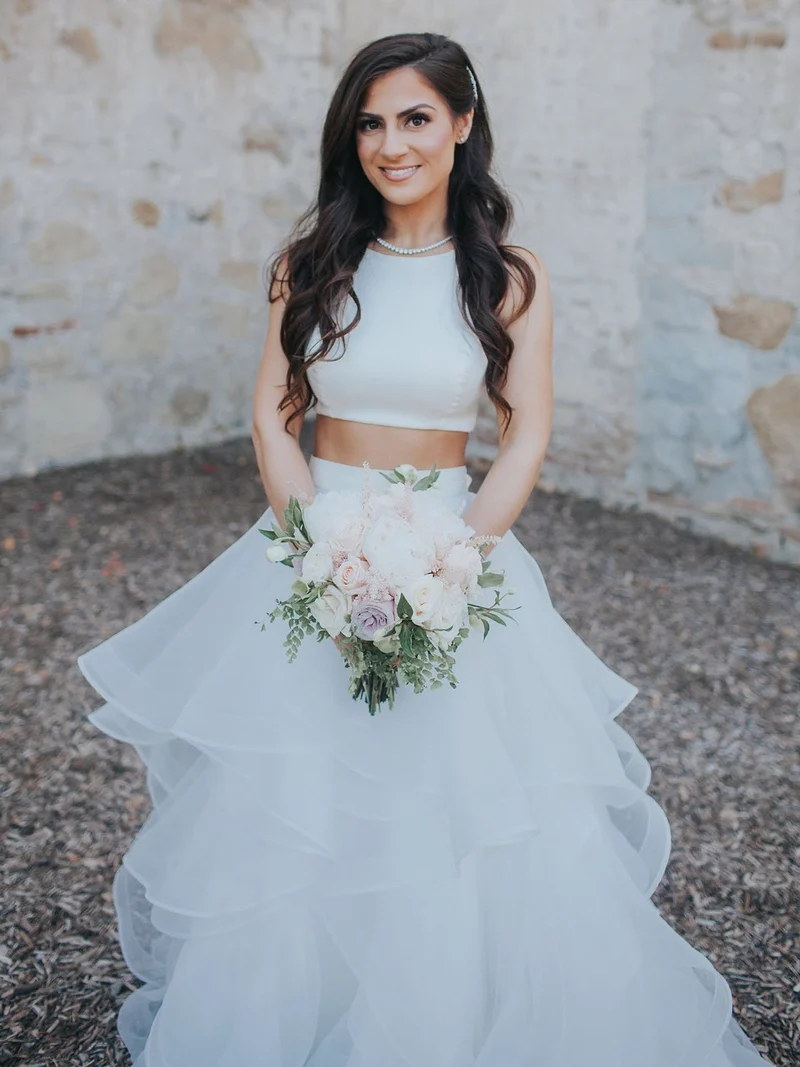 Robe de mariée deux pièces en organza avec haut court et jupe à volants