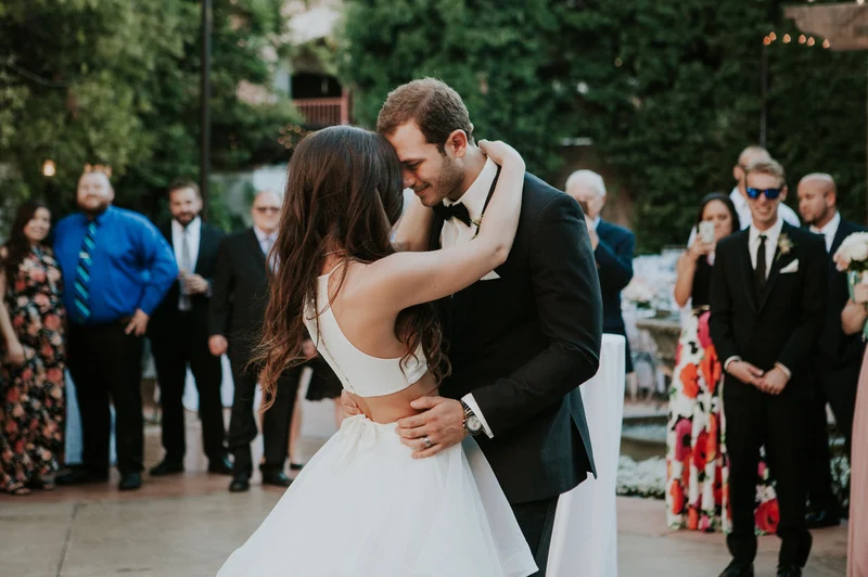 Robe de mariée deux pièces en organza avec haut court et jupe à volants