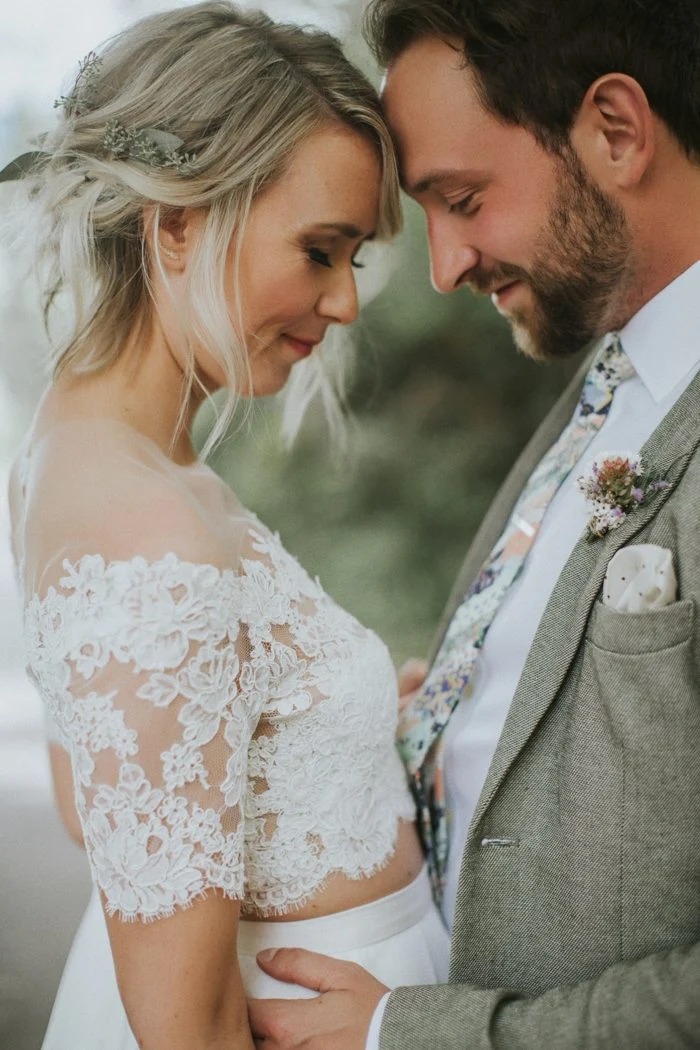 Robe de mariée 2 pièces en dentelle à manches rustiques avec jupe et poches en mousseline