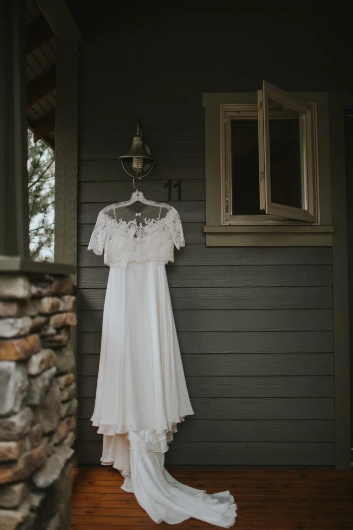 Robe de mariée 2 pièces en dentelle à manches rustiques avec jupe et poches en mousseline