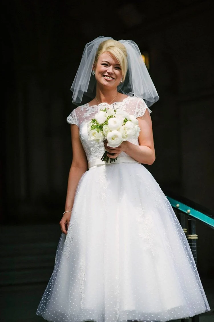 Robe de mariée courte en dentelle à manches courtes de style vintage avec pois
