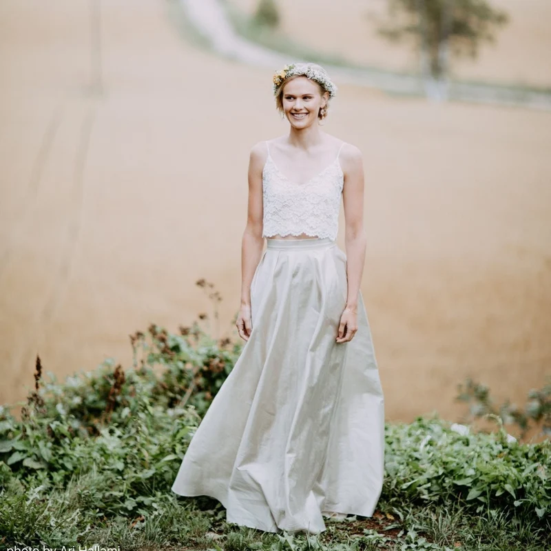 Robe de mariée en deux pièces avec haut court en dentelle de style campagnard rustique simple