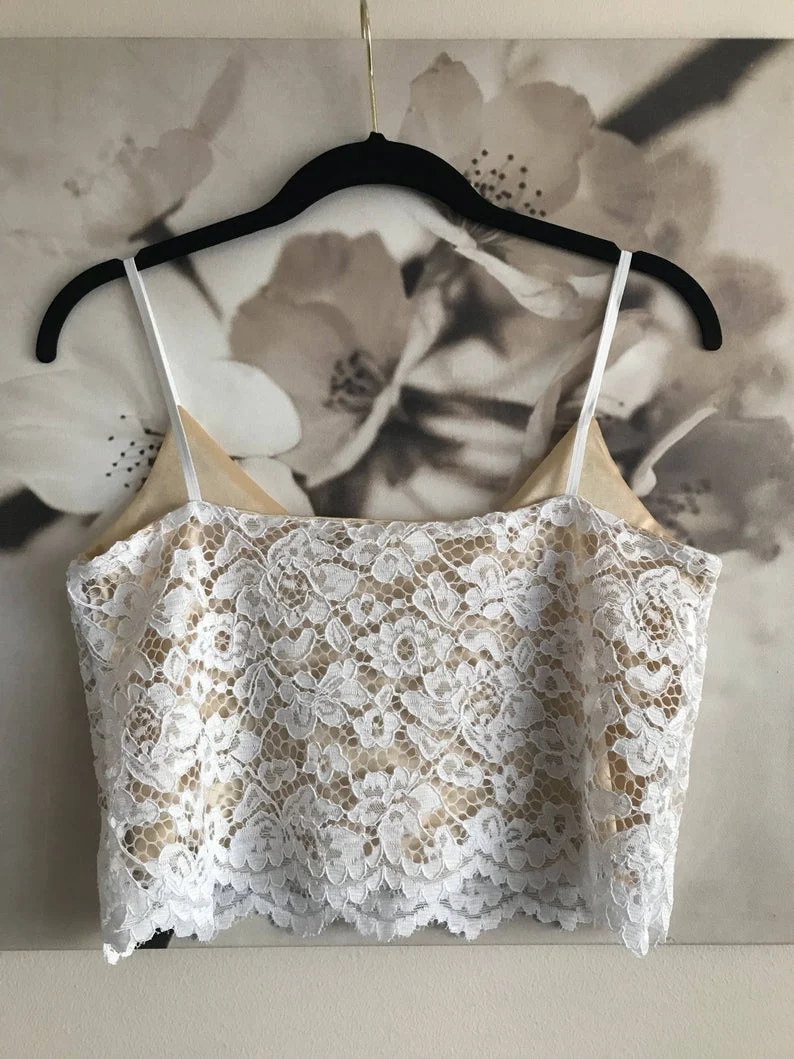Robe de mariée en deux pièces avec haut court en dentelle de style campagnard rustique simple