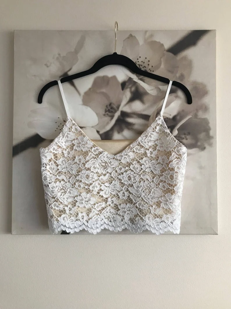 Robe de mariée en deux pièces avec haut court en dentelle de style campagnard rustique simple