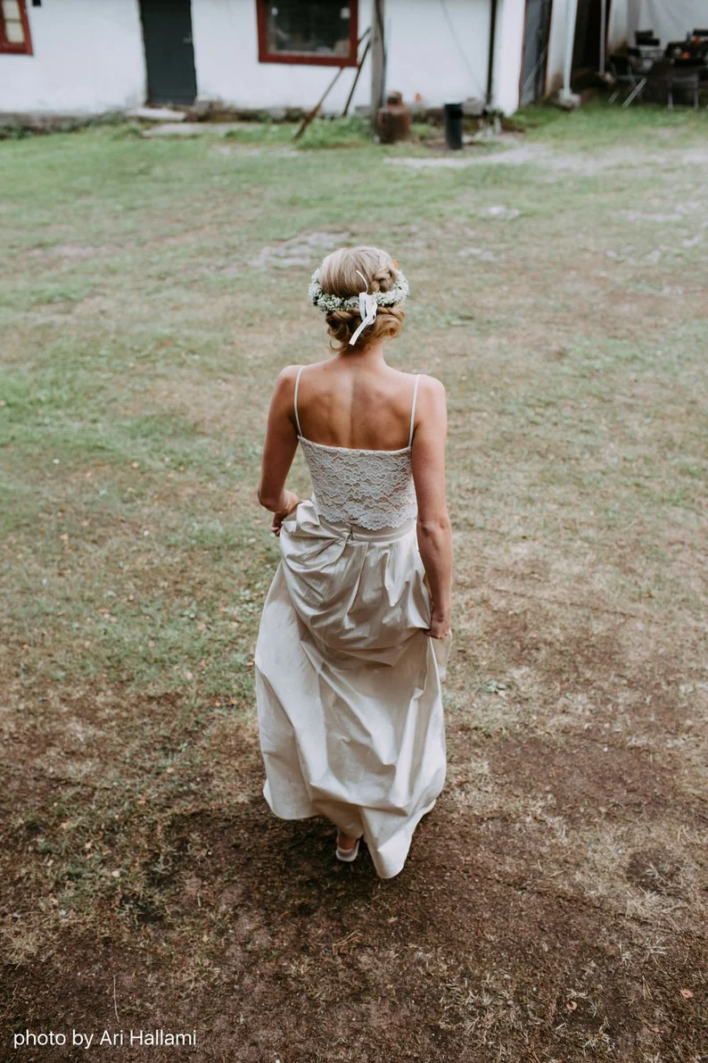 Robe de mariée en deux pièces avec haut court en dentelle de style campagnard rustique simple
