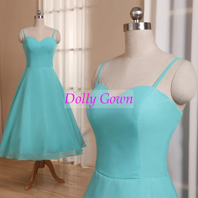 Robes de demoiselle d'honneur style années 50 longueur thé bleu avec bretelles spaghetti