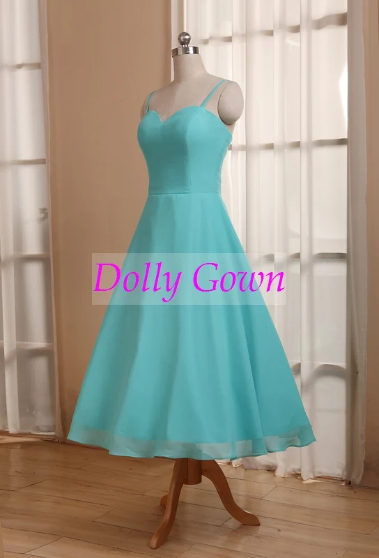 Robes de demoiselle d'honneur style années 50 longueur thé bleu avec bretelles spaghetti