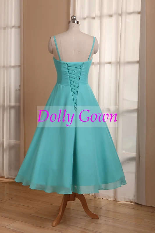 Robes de demoiselle d'honneur style années 50 longueur thé bleu avec bretelles spaghetti
