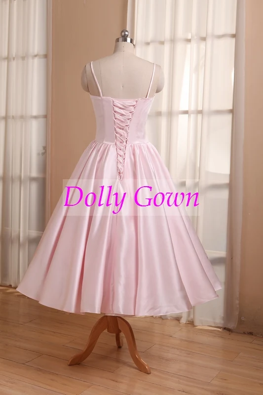 Robes de demoiselle d'honneur roses courtes style vintage années 50 avec bretelles spaghetti