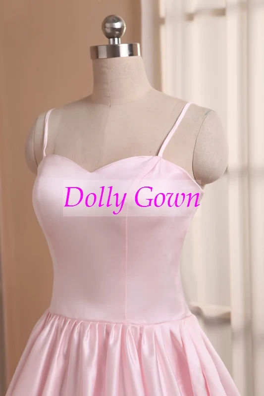 Robes de demoiselle d'honneur roses courtes style vintage années 50 avec bretelles spaghetti