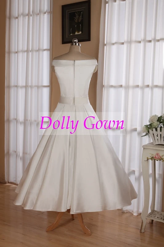 Robe de mariée simple de style vintage des années 1950, épaules dénudées, longueur thé, avec plis creux, ligne d'attente