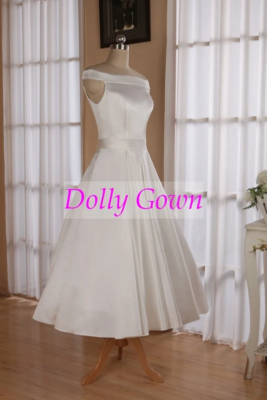 Robe de mariée simple de style vintage des années 1950, épaules dénudées, longueur thé, avec plis creux, ligne d'attente