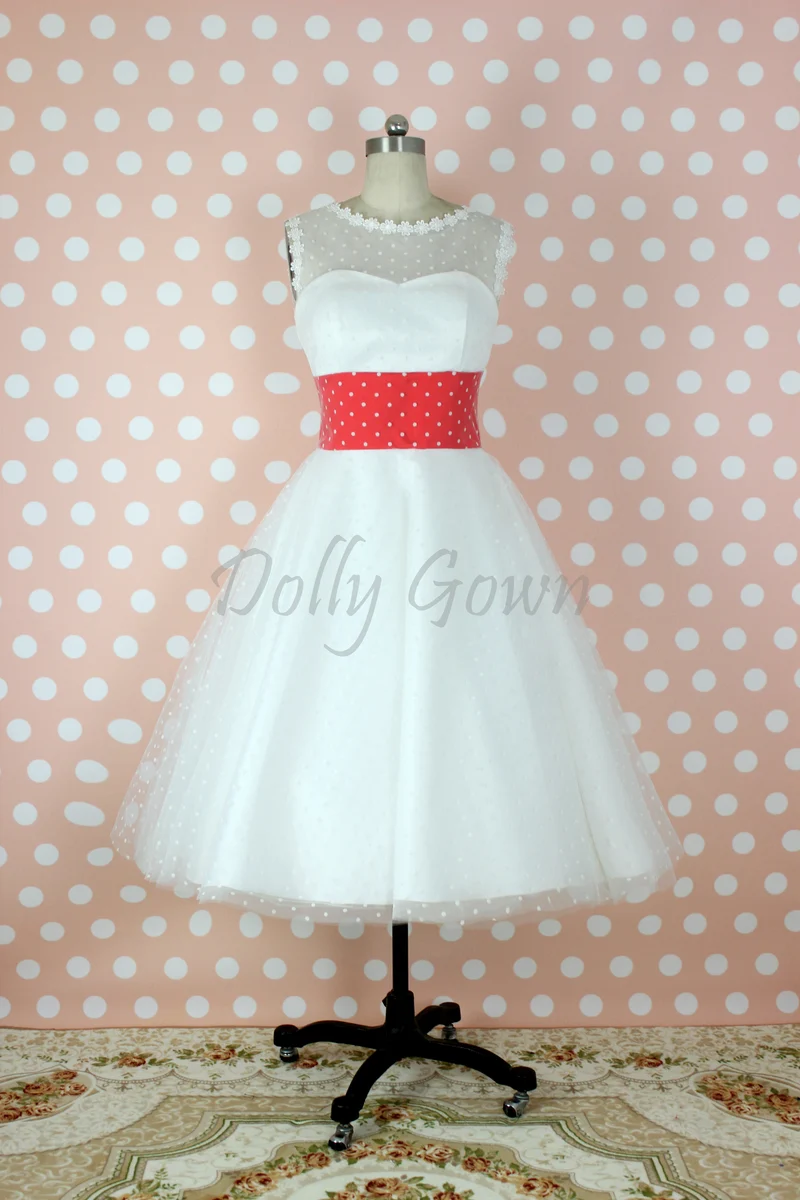 Robe de mariée style années 50 à pois bateau avec panneau de taille rouge