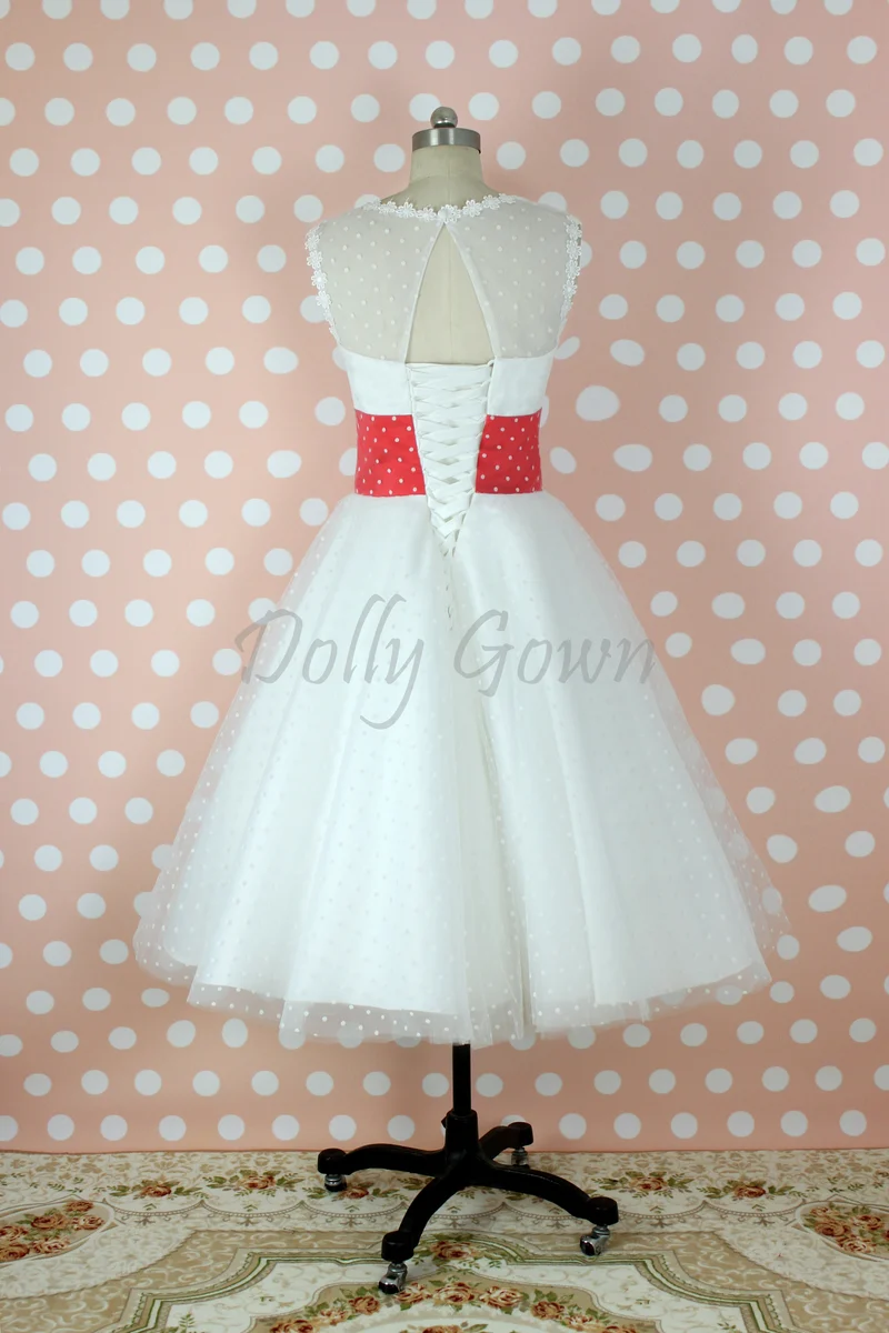 Robe de mariée style années 50 à pois bateau avec panneau de taille rouge