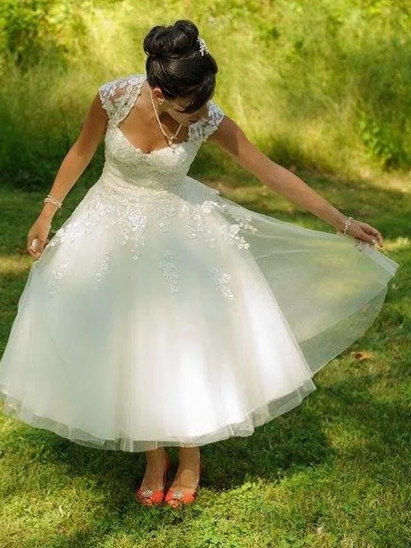Robe de mariée longueur thé en tulle et dentelle d'inspiration vintage rustique des années 50 avec mancherons