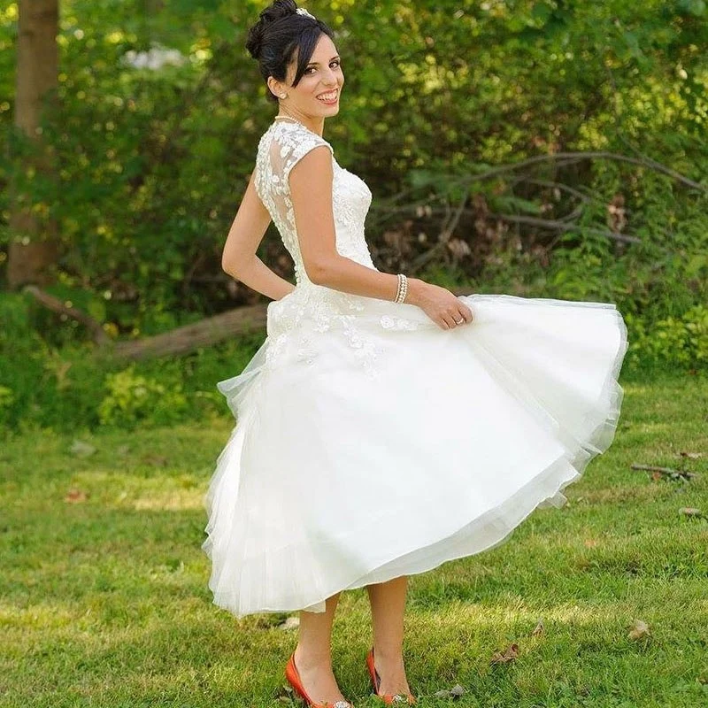 Robe de mariée longueur thé en tulle et dentelle d'inspiration vintage rustique des années 50 avec mancherons