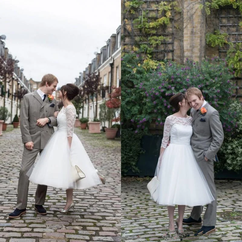 Robe de mariée style années 50 en dentelle à une épaule et manches longues