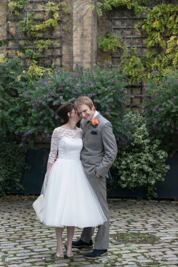 Robe de mariée style années 50 en dentelle à une épaule et manches longues