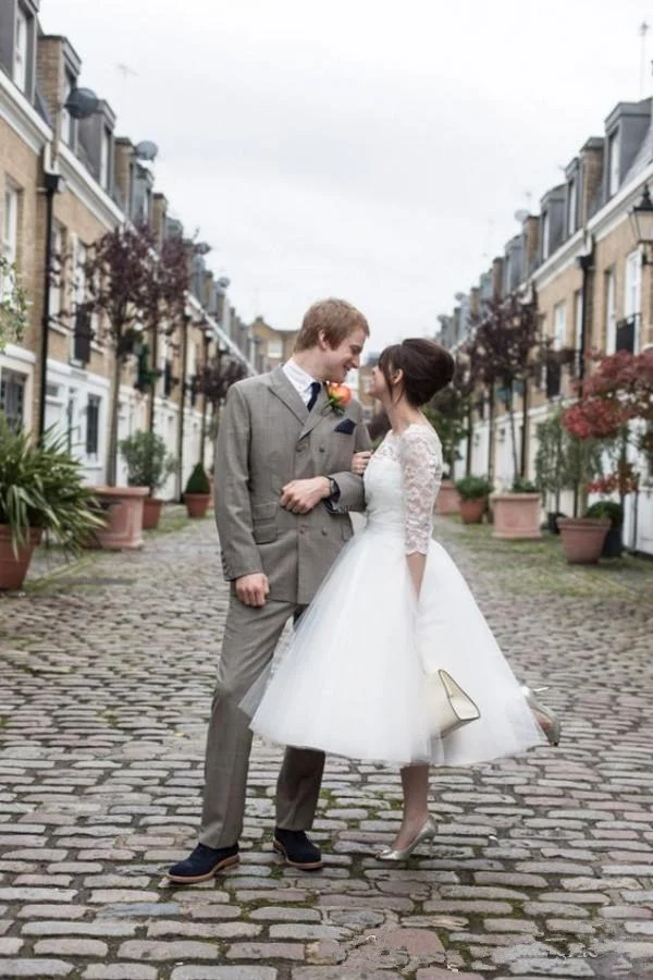 Robe de mariée style années 50 en dentelle à une épaule et manches longues
