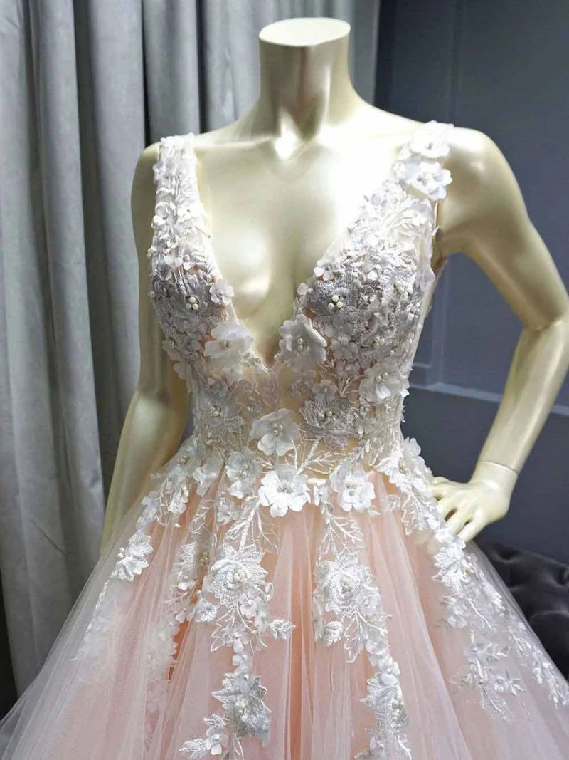 Robe de princesse en tulle lavande, décolleté plongeant en V, robe de bal bouffante
