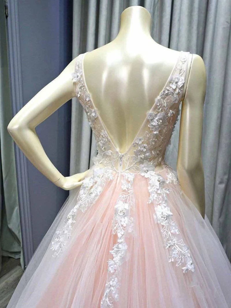 Robe de princesse en tulle lavande, décolleté plongeant en V, robe de bal bouffante