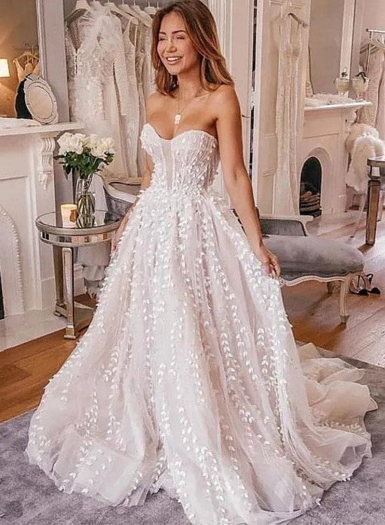Robe de mariée rustique en organza sans bretelles avec décoration 3D délicate