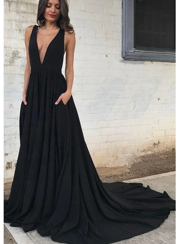 Robe de soirée trapèze noire dos nu, décolleté plongeant en V, avec traîne chapelle