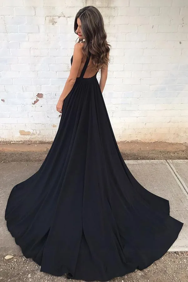 Robe de soirée trapèze noire dos nu, décolleté plongeant en V, avec traîne chapelle