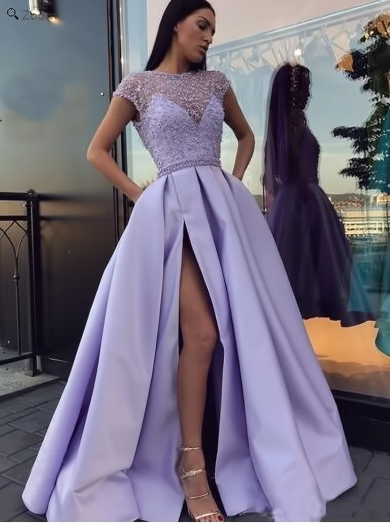 Robe de bal fendue sur le côté, manches cape, col bijou, corsage perlé, 2024