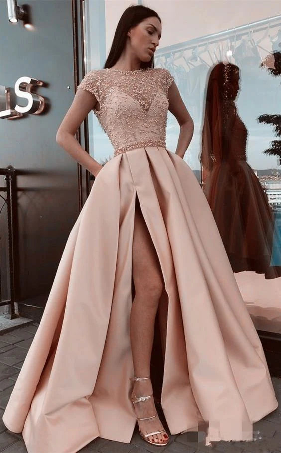 Robe de bal fendue sur le côté, manches cape, col bijou, corsage perlé, 2024