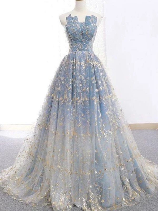 Robe de bal bleue avec dentelle délicate à la feuille d'or