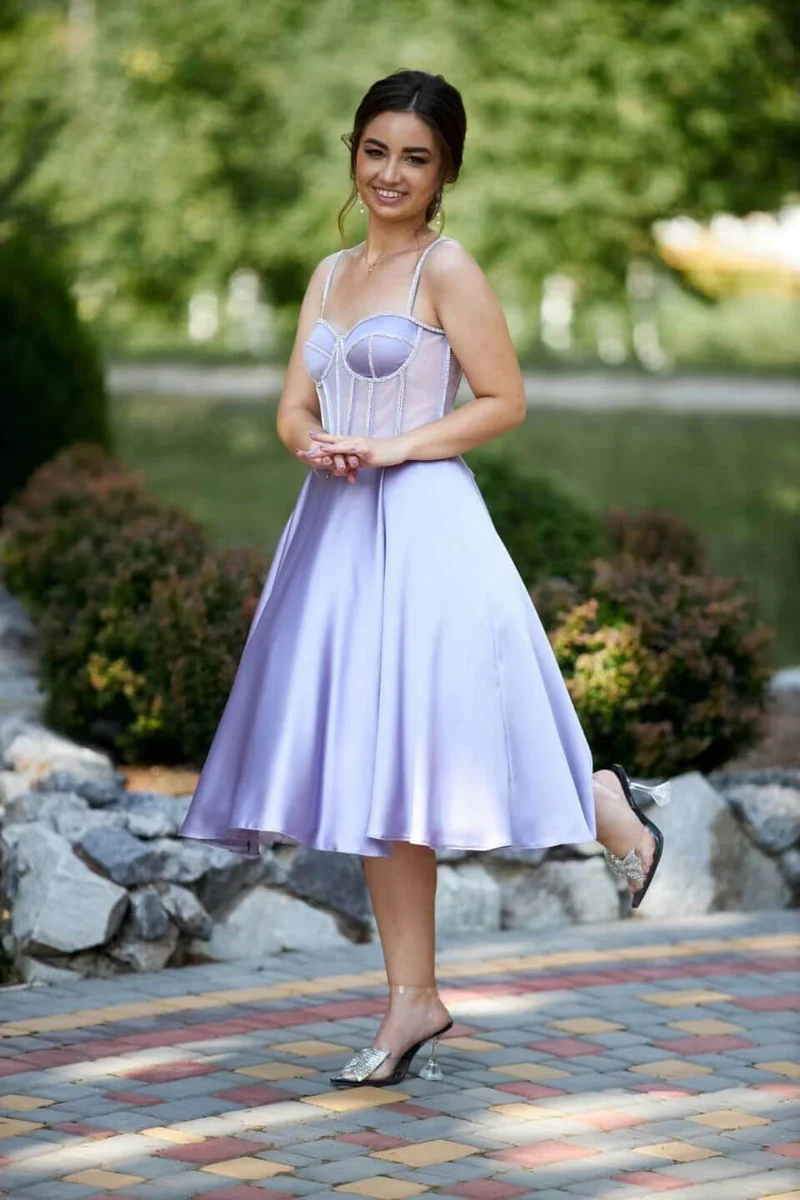 Robe de soirée longue lilas à bretelles spaghetti et perles