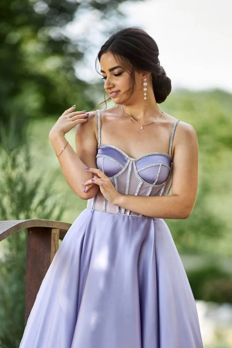 Robe de soirée longue lilas à bretelles spaghetti et perles