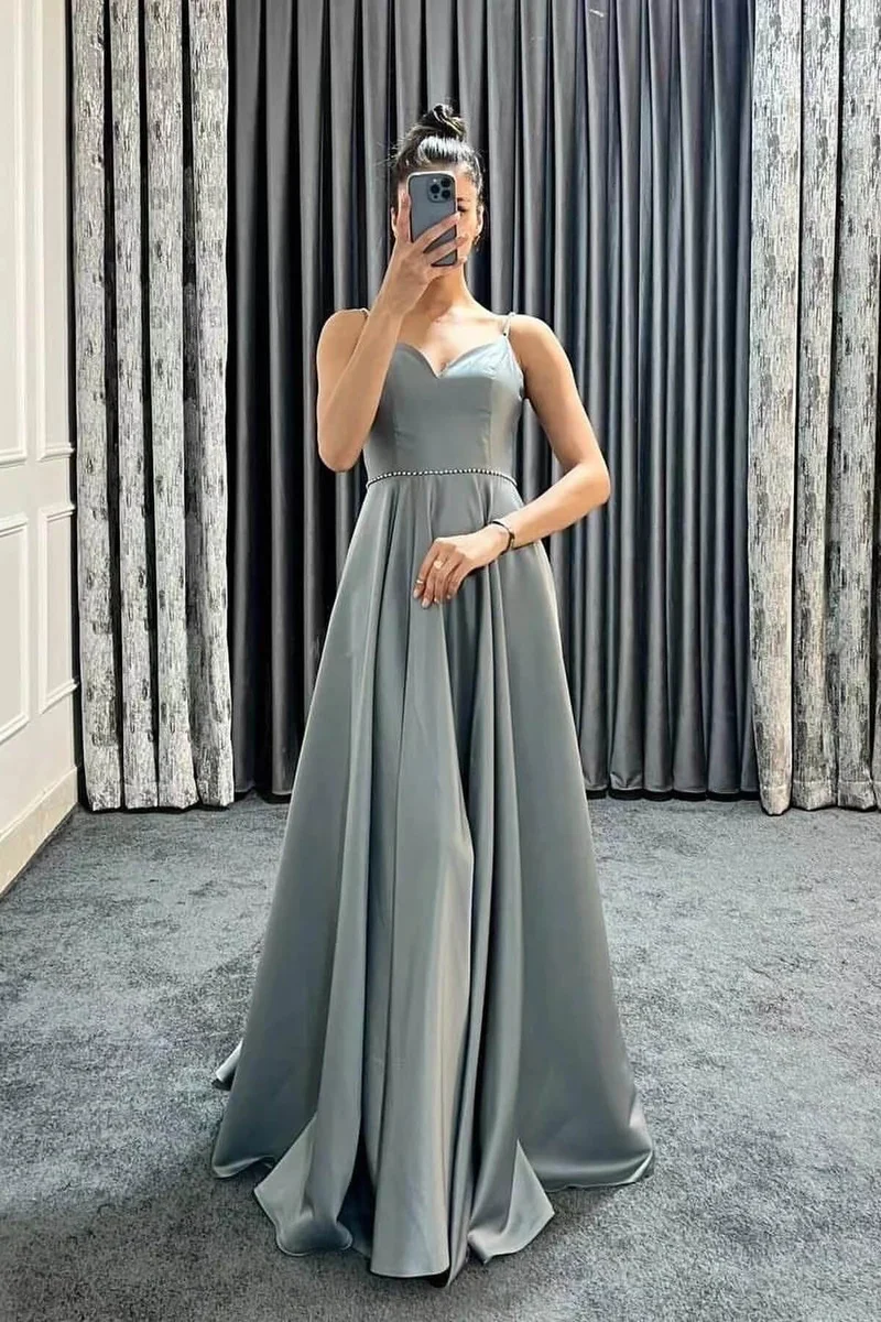 Belle robe de bal trapèze longue à bretelles spaghetti et perles