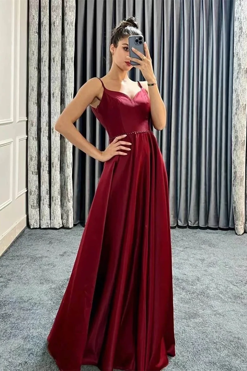 Belle robe de bal trapèze longue à bretelles spaghetti et perles