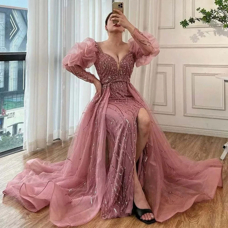 Robe de soirée sirène rose fendue et perlée, manches bouffantes perlées
