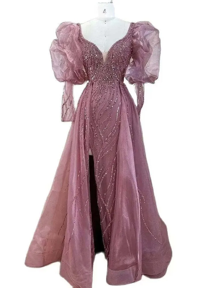 Robe de soirée sirène rose fendue et perlée, manches bouffantes perlées