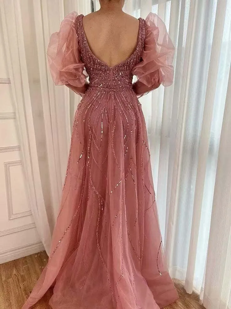 Robe de soirée sirène rose fendue et perlée, manches bouffantes perlées