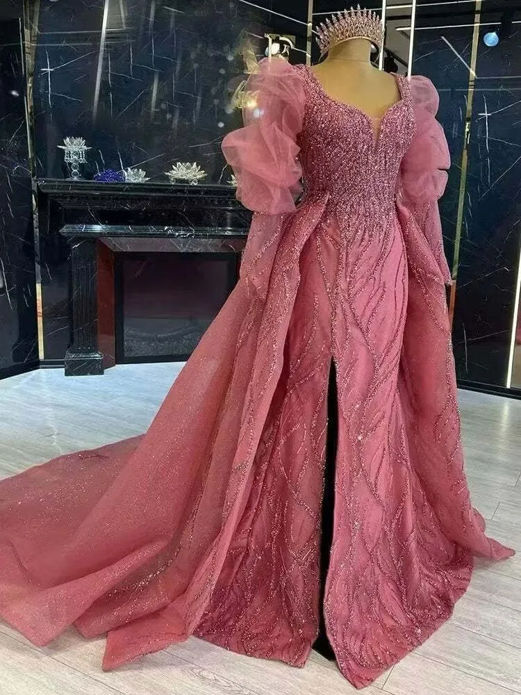 Robe de soirée sirène rose fendue et perlée, manches bouffantes perlées