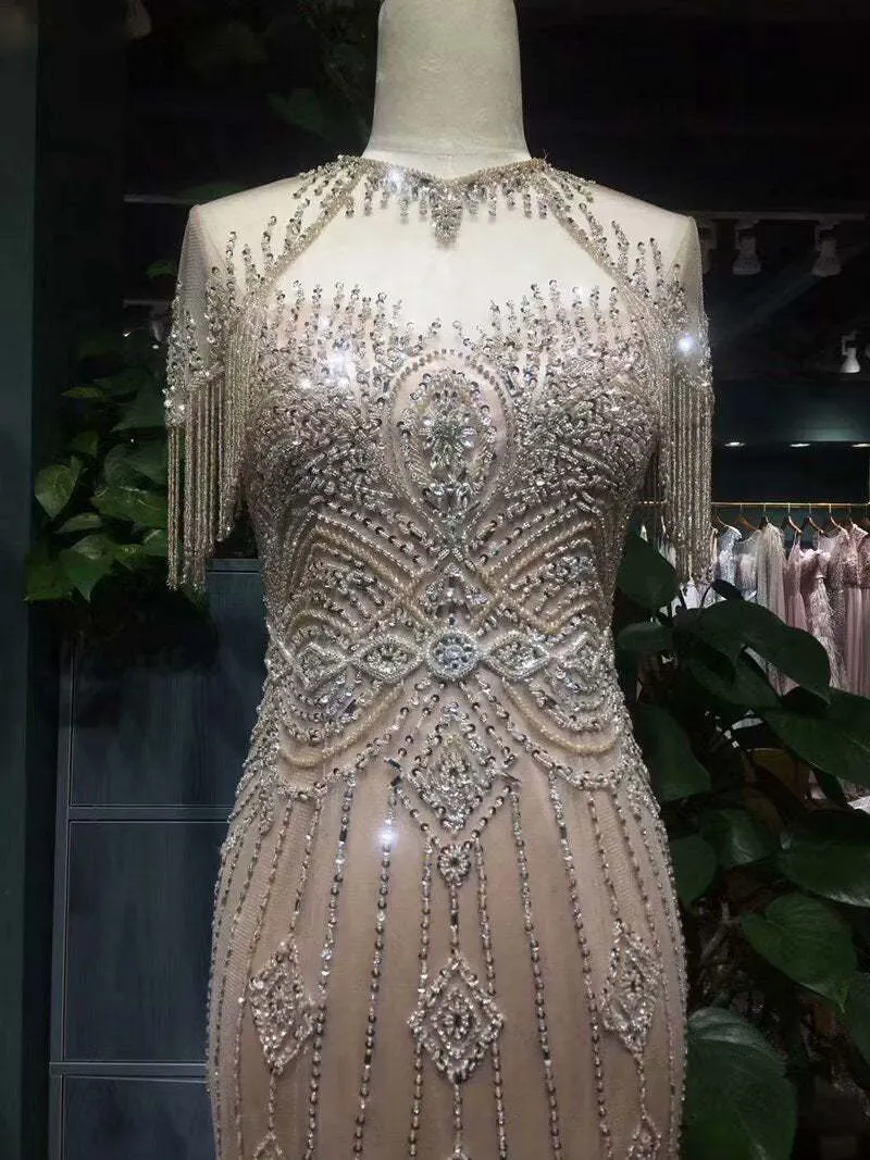 Robe de bal luxueuse à manches courtes et décolleté en cœur orné de perles de cristal