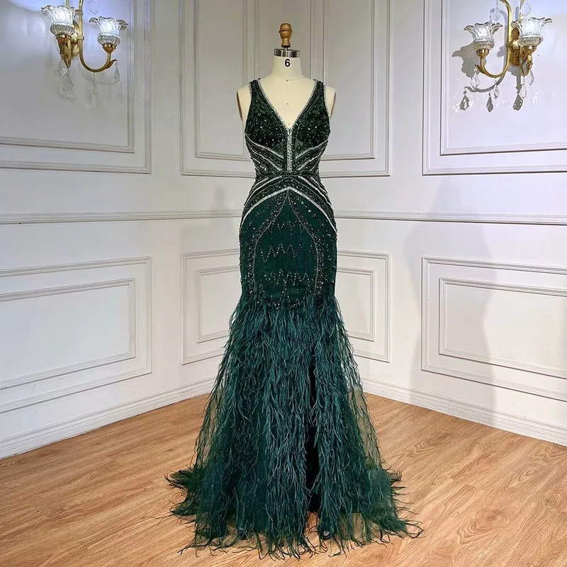 Robe de bal longue verte à sequins, col en V et perles, détails en plumes