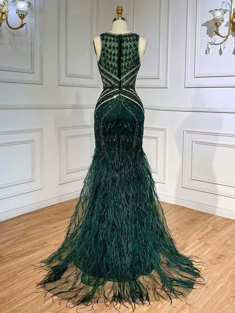 Robe de bal longue verte à sequins, col en V et perles, détails en plumes