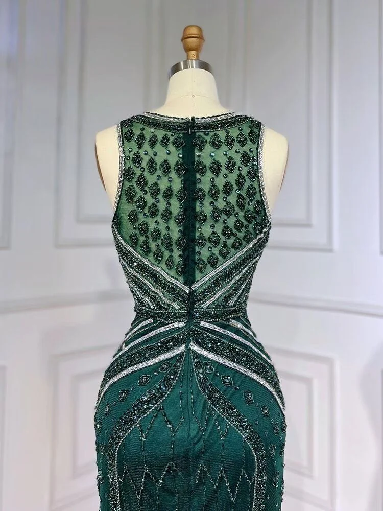 Robe de bal longue verte à sequins, col en V et perles, détails en plumes