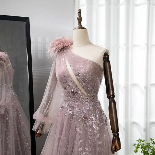 Robe de soirée élégante à une épaule et plumes rose extrême