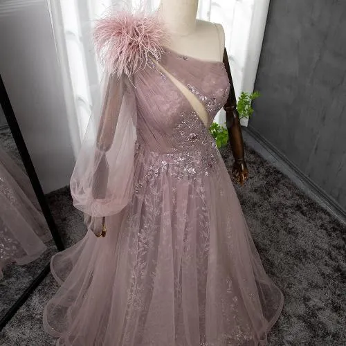 Robe de soirée élégante à une épaule et plumes rose extrême